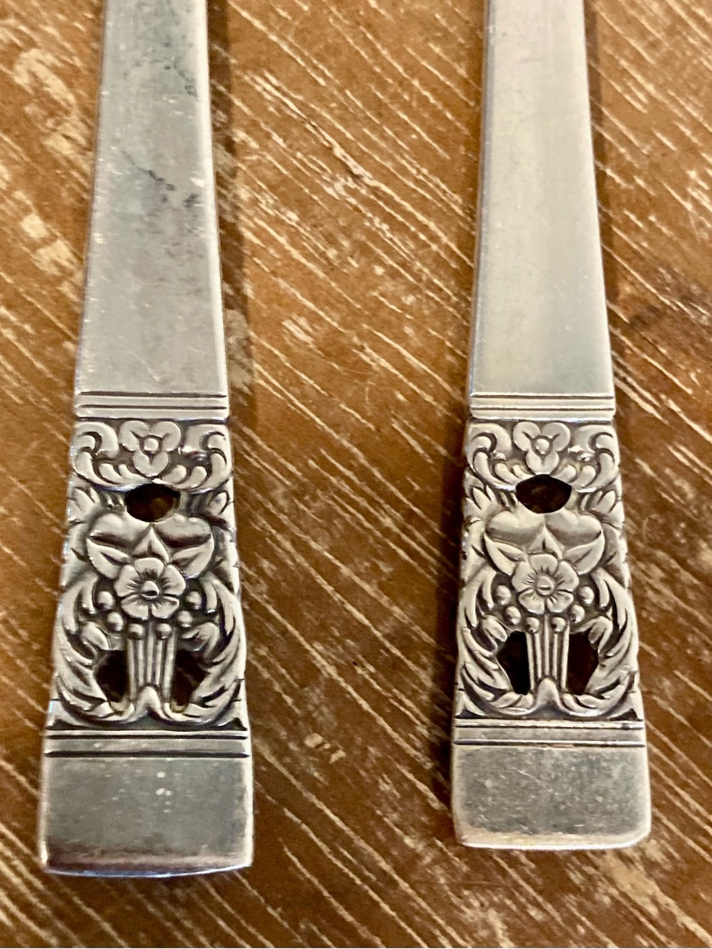 2 Oneida Community Coronation Silver Plated Silver Seafood Cocktail Forks - Picture 8 of 10